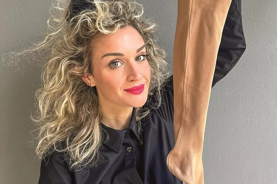 La modella bresciana Anna Maisetti, che soffre di linfedema, mostra la calza medicale indispensabile per la gestione della sua condizione cronica