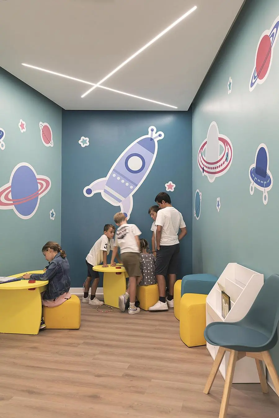 La maggior parte delle richieste di visite gratuite riguarda i bambini, che attendono il loro turno giocando