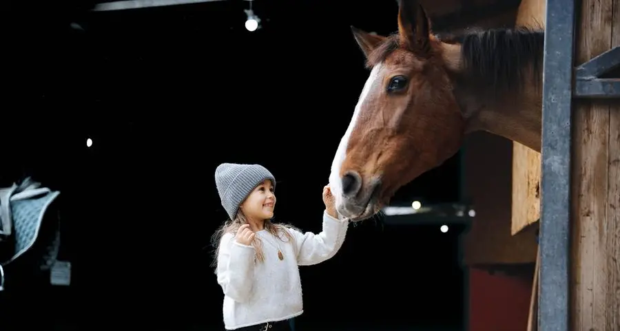 Accarezzare i cavalli protegge il pancino dei bambini