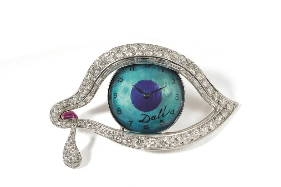 The Eye of Time, creato nel 1949 da Salvador Dal\\u00ED: \\u00E8 esposto, con altre 200 opere del genio surrealista, alla mostra Dal\\u00EC e la moda, fino al 31 gennaio 2027 presso il Palazzo Reale di Milano.