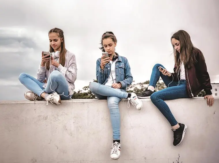 Giuseppe Lavenia: «Dipendenza da cellulari? I genitori dovrebbero dare il buon esempio»