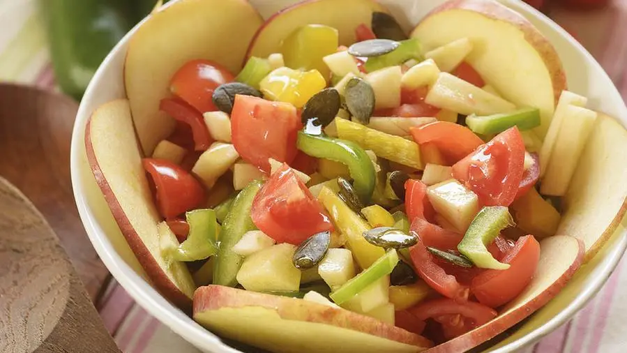 Insalata di pomodori, peperoni e mele annurca