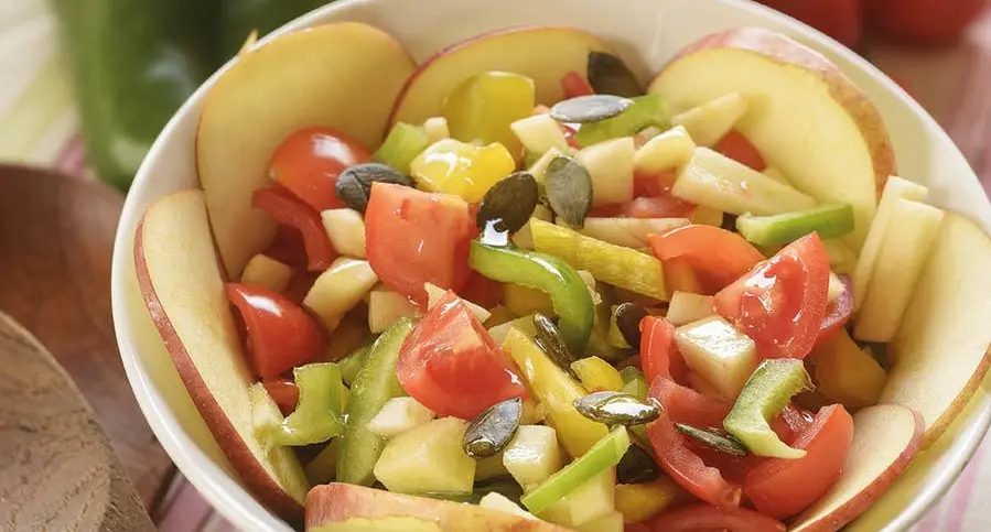 Insalata di pomodori, peperoni e mele annurca
