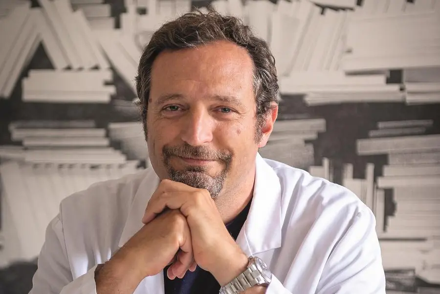 <p>Silvio Danese, direttore della divisione di Gastroenterologia ed Endoscopia digestiva dell&#39;ospedale San Raffaele di Milano e professore ordinario di Gastroenterologia all&#39;Universit&agrave; Vita-Salute San Raffaele (foto di Giulia Bellezza)</p>\\n