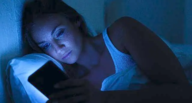 Davvero la luce blu del telefonino rovina il sonno?