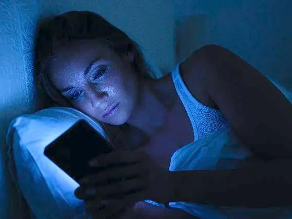 Davvero la luce blu del telefonino rovina il sonno?