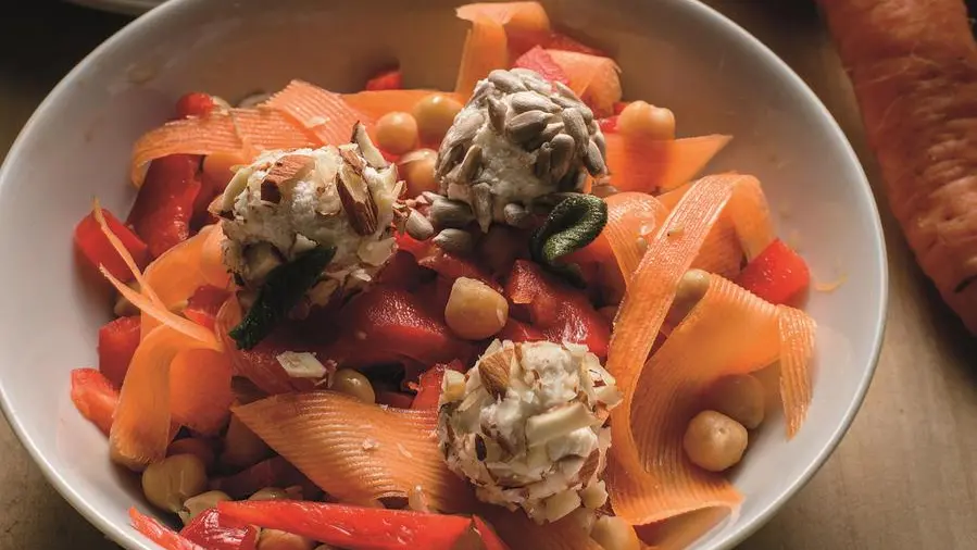 Insalatona di ceci, peperoni, carote e polpettine di ricotta