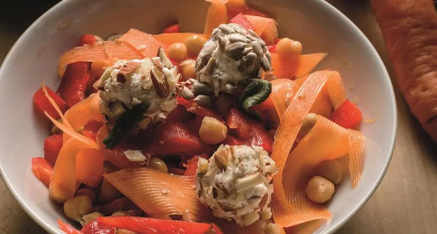 Insalatona di ceci, peperoni, carote e polpettine di ricotta