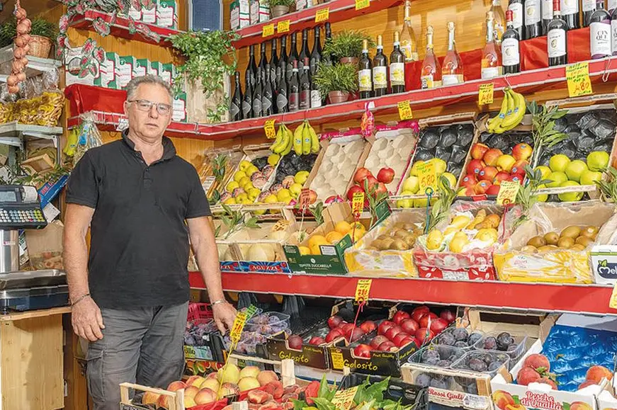 Sabino Colangelo, proprietario di un bel negozio di frutta e verdura nel quartiere milanese di Brera, in via della Moscova, in societ\\u00E0 con la cognata, Nicoletta Dell\\u2019Olio. La foto \\u00E8 di Manuel Cicchetti.