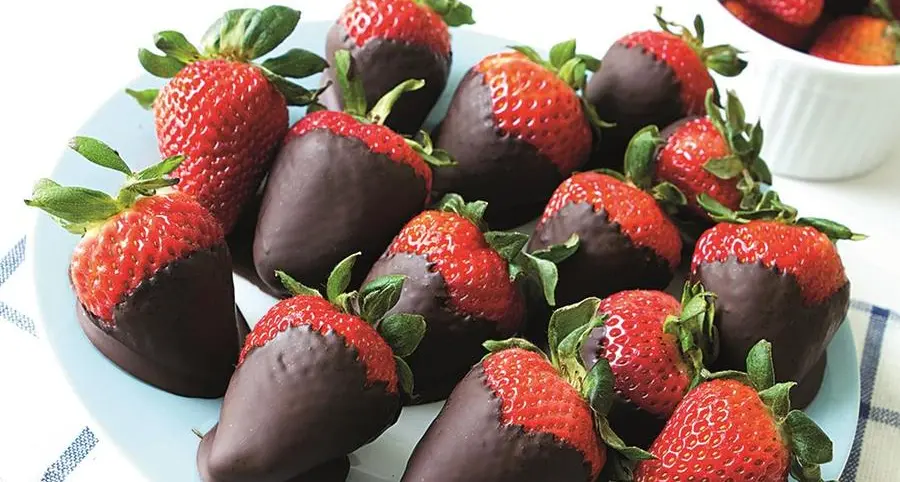 Fragole in un abbraccio di cioccolato e pistacchio