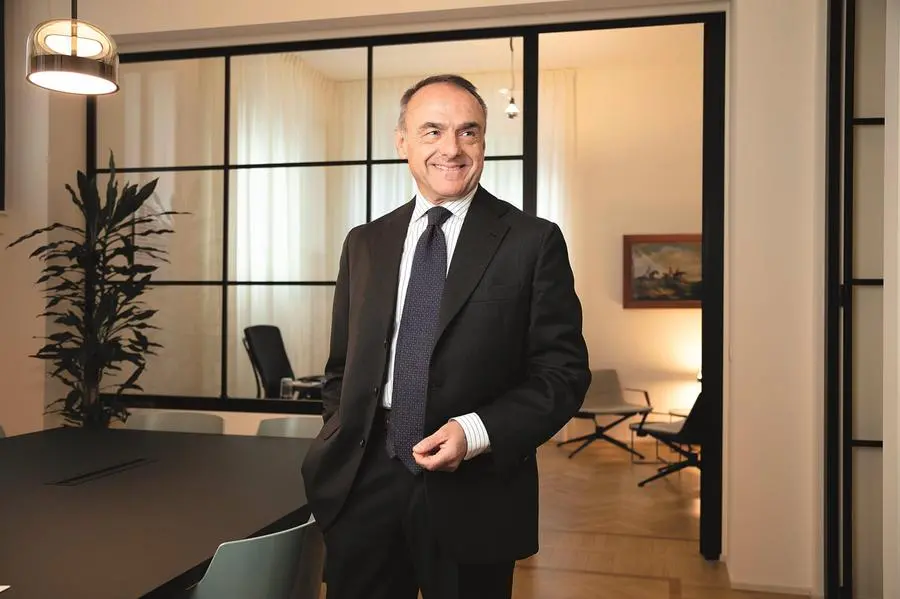 Massimo Pietracaprina, classe 1959, è amministratore delegato e fondatore di MD Concierge. Vanta una lunga esperienza come manager nel settore sanitario: è stato direttore Risorse umane presso il gruppo ospedaliero San Donato e, sempre a Milano, presso lo Ieo-Istituto europeo di oncologia, il Centro cardiologico Monzino e l’Istituto clinico Humanitas.