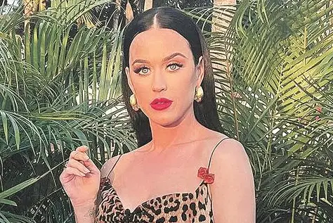<p>Per la cantante Katy Perry le cicatrici lasciate dall&#39;acne sono fonte di insicurezza: le maschera con il trucco (foto di Kristina Bumphrey/IPA)</p>\\n