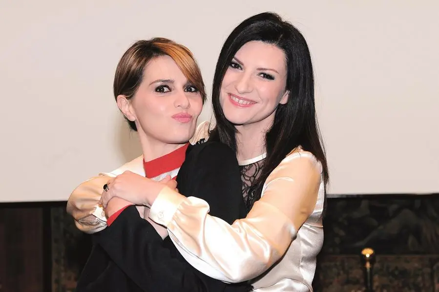 <p>L&#39;attrice e regista Paola Cortellesi e la cantante Laura Pausini: la loro &egrave; una profonda amicizia</p>\\n