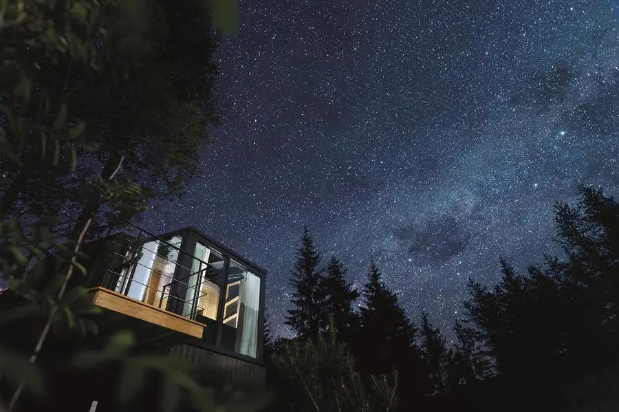 <p>Lo spettacolo del cielo stellato visibile dalle vetrate degli Skyview Chalet, gruppo di casette sul lago di Dobbiaco, in Alto Adige</p>\\n