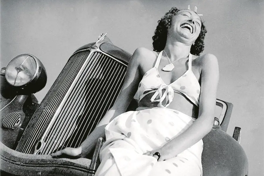 Questo scatto del 1937 di Lee Miller immortala una risata spontanea della modella francese Nusch \\u00C9luard: \\u00E8 una delle oltre 160 immagini della grande artista americana che si possono ammirare nella mostra allestita fino al 1\\u00B0 febbraio presso Camera \\u2013 Centro italiano per la fotografia di Torino.