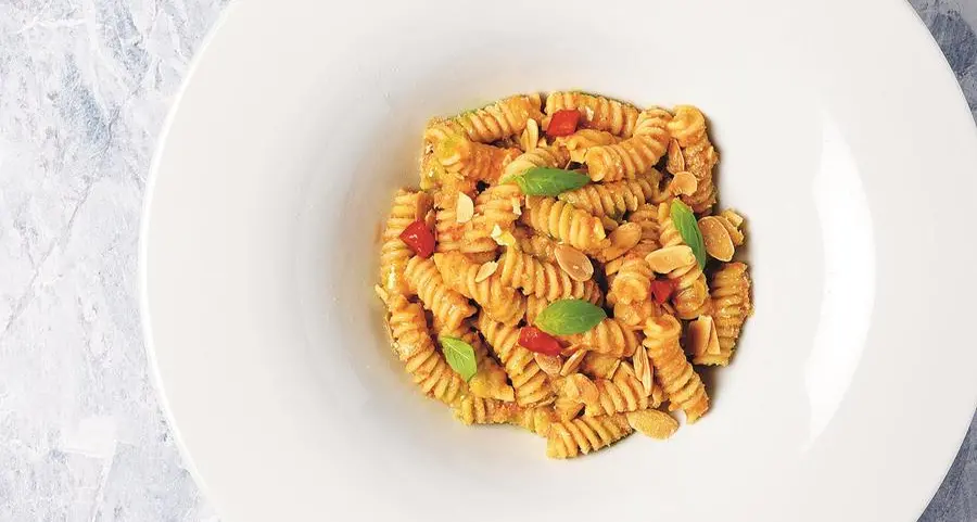 Fusilli con pesto di pomodorini, mandorle e basilico