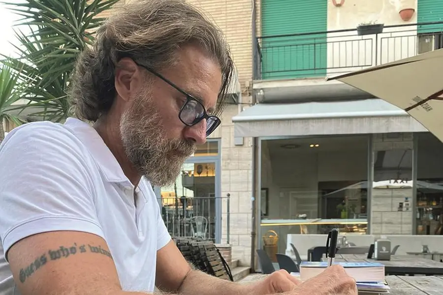 Michele Bosco, esperto di marketing: presa consapevolezza della sua neurodivergenza, si \\u00E8 allontanato dall\\'attivit\\u00E0 manageriale dedicando sempre pi\\u00F9 tempo alla scrittura.