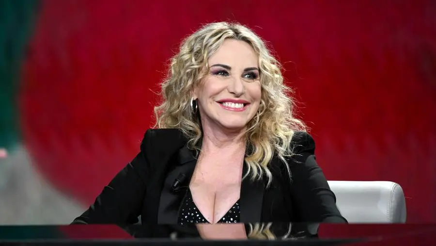 Antonella Clerici: «Una brutta formazione ovarica tolta in tempo: fate prevenzione, andate dal ginecologo»