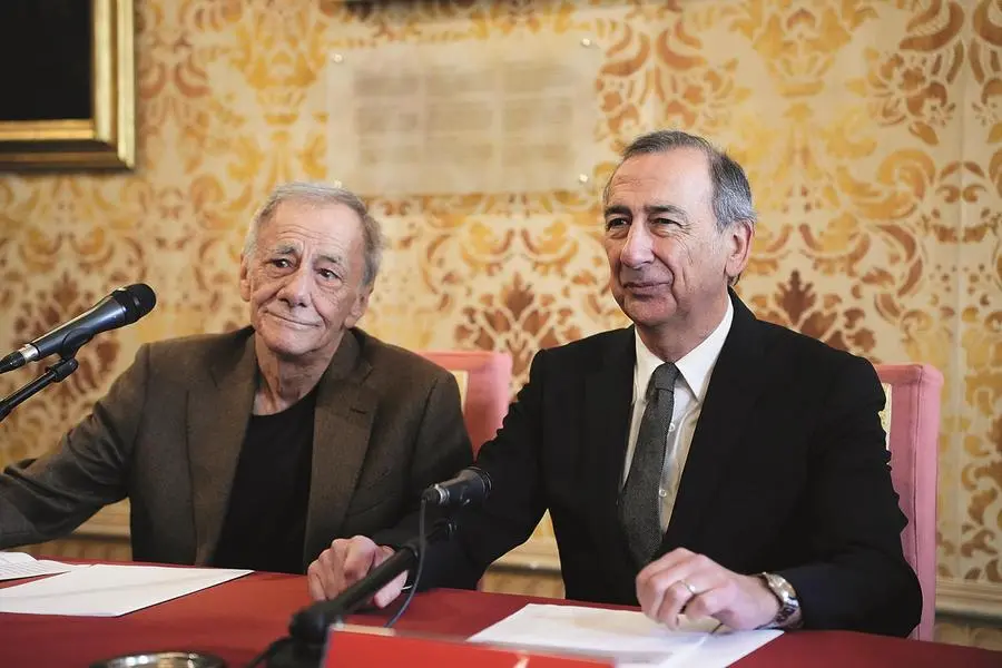 Roberto Vecchioni durante la presentazione della Fondazione accanto al sindaco di Milano Giuseppe Sala