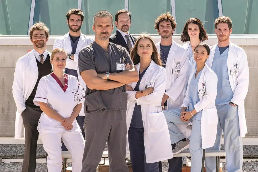 Il cast di Doc \\u2013 Nelle tue mani, la fortunata serie televisiva ambientata nell\\u2019immaginario Policlinico Ambrosiano di Milano. Anche nella quarta stagione, in onda in queste settimane su Rai 1, i protagonisti sono Luca Argentero (al centro nella foto) che interpreta Andrea Fanti, primario del reparto di Medicina interna, e Matilde Gioli (a destra di Argentero), che nella fiction \\u00E8 Giulia Giordano, il braccio destro del primario.