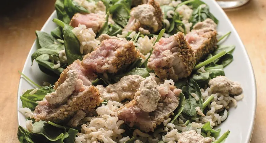 Insalatona di riso, dadolata di tonno e salsa di mandorle
