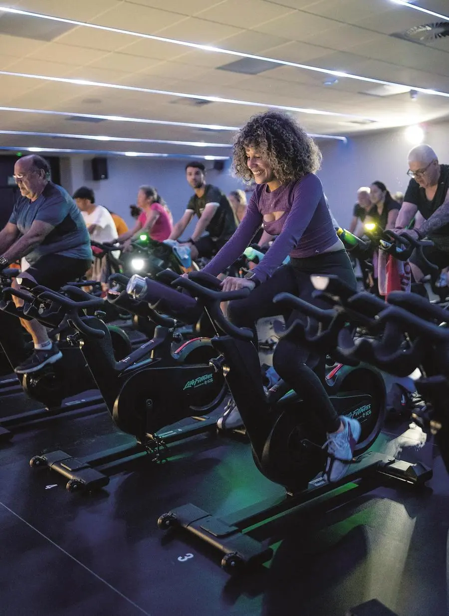 L'interno di una palestra GO fit. Il gruppo spagnolo sviluppa centri sportivi sostenibili, riducendo le emissioni di anidride carbonica e utilizzando energia rinnovabile grazie a pannelli solari e sistemi di recupero termico.