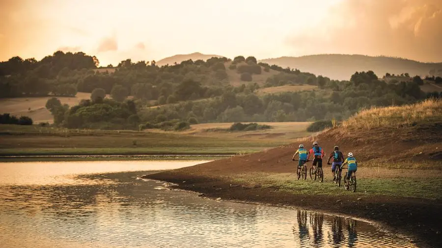 Cicloturismo, le gambe pedalano e la mente si nutre di verde e di arte