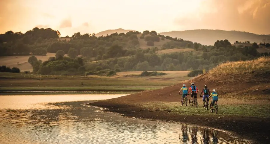 Cicloturismo, le gambe pedalano e la mente si nutre di verde e di arte