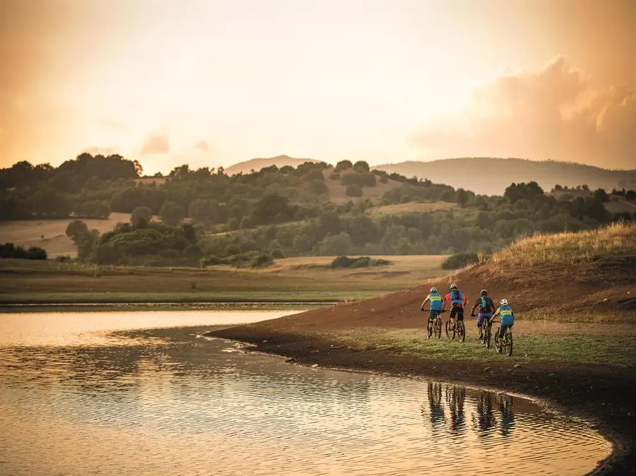Cicloturismo, le gambe pedalano e la mente si nutre di verde e di arte