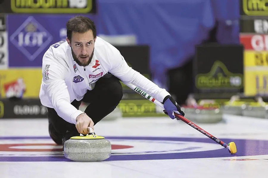Il campione olimpico di curling doppio misto Amos Mosaner