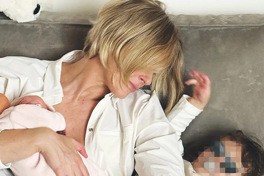 Federica Pellegrini con la primogenita Matilde e Rachele, nata il 2 aprile da parto cesareo