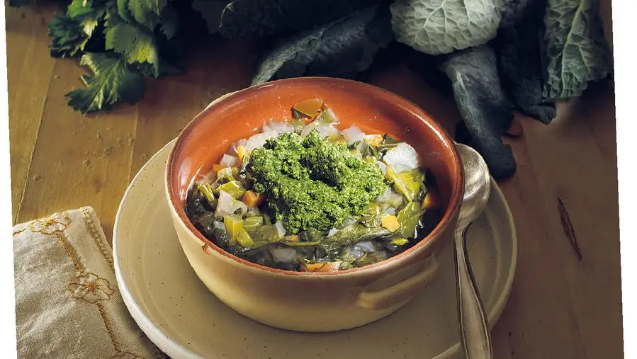 Zuppa di verdure con pesto di cavolo nero e mandorle
