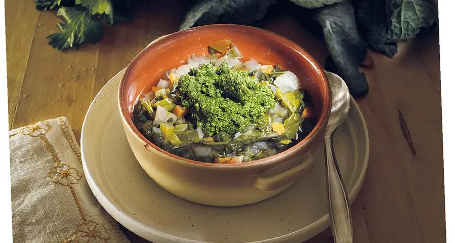 Zuppa di verdure con pesto di cavolo nero e mandorle