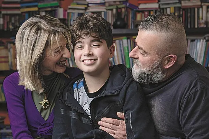 Emanuela De Giorgi col figlio Cesare, guarito dalla sindrome di Guillain-Barr\\u00E9, e il marito Francesco Sforza (foto di Sakis Lalas)