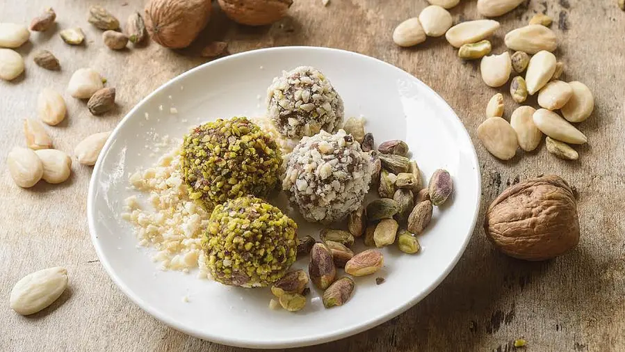 Dolcetti senza cottura con datteri e cacao