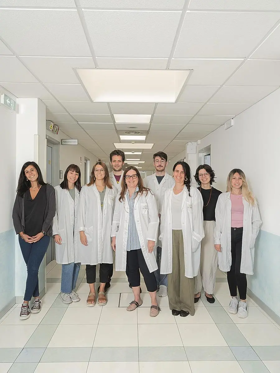 Francesca Baglio con i giovani ricercatori del CADiTeR, dove si uniscono studi di neuroscienze con tecnologie all’avanguardia e trattamenti innovativi di riabilitazione (foto di Mauel Cicchetti)