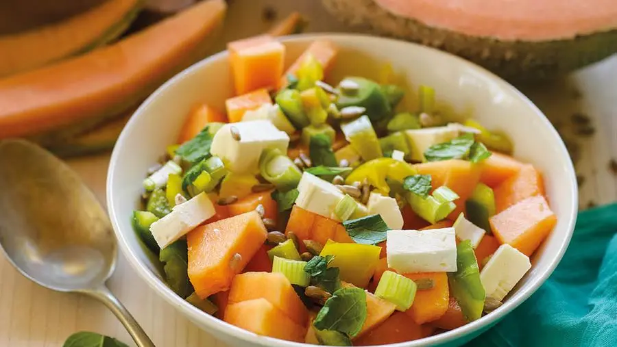 Insalatona di melone, peperone, feta e zenzero
