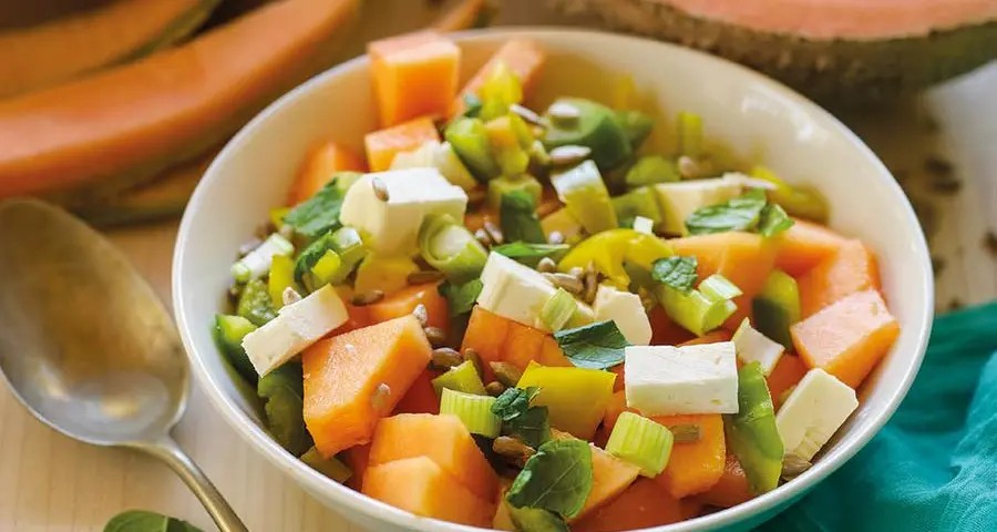 Insalatona di melone, peperone, feta e zenzero