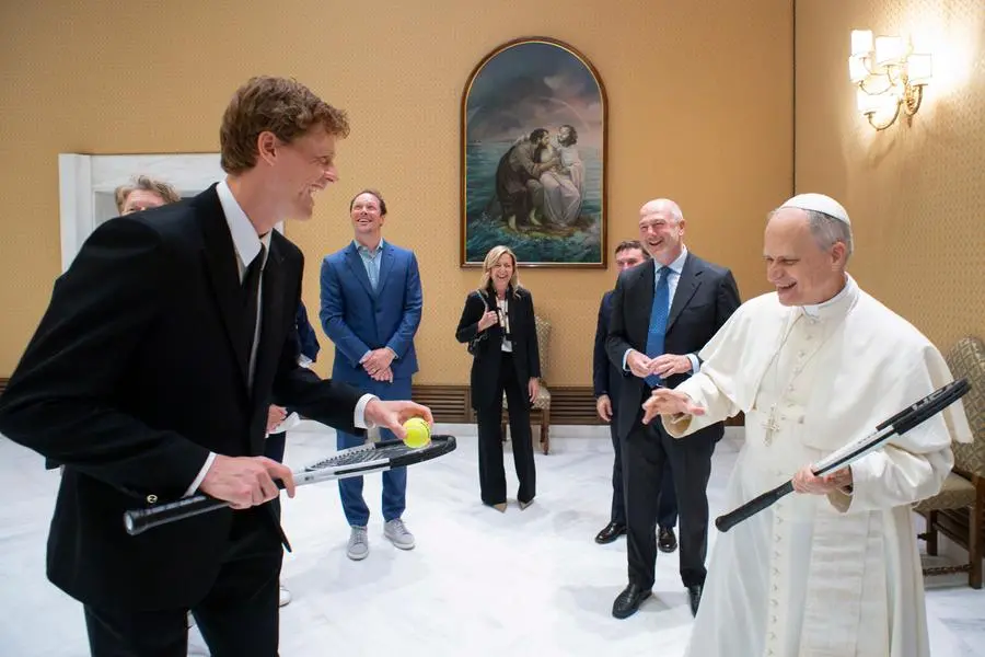 Tra le prime visite ricevute da Leone XIV, quella del campione di tennis Jannik Sinner, che gli ha donato una racchetta e gli ha proposto di fare qualche scambio (@Vatican Media)