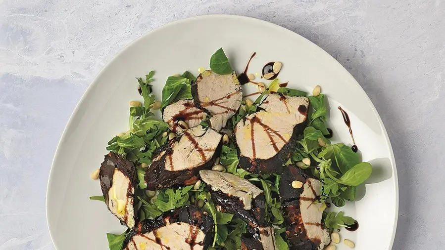 Insalata di pollo all’aceto balsamico di Modena con pinoli tostati e rucola