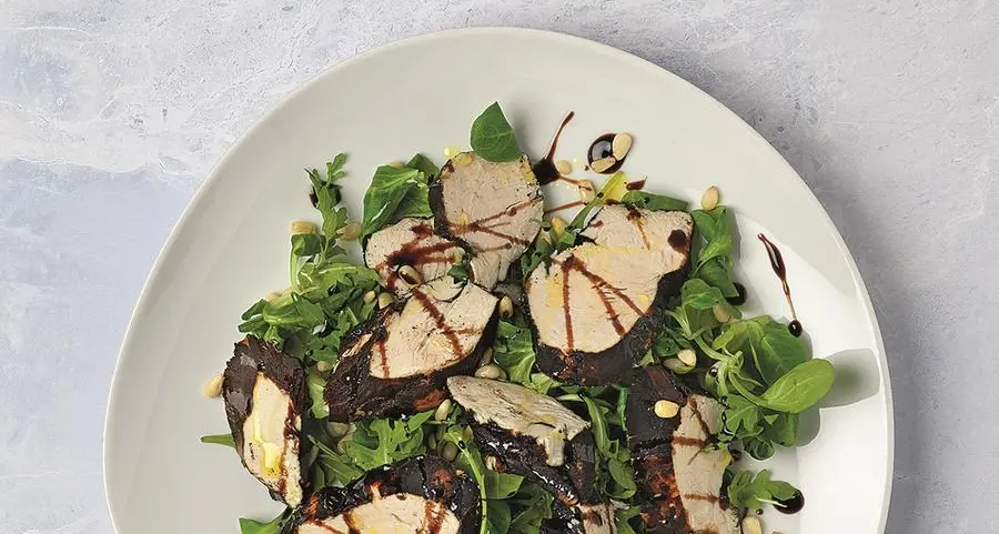 Insalata di pollo all’aceto balsamico di Modena con pinoli tostati e rucola