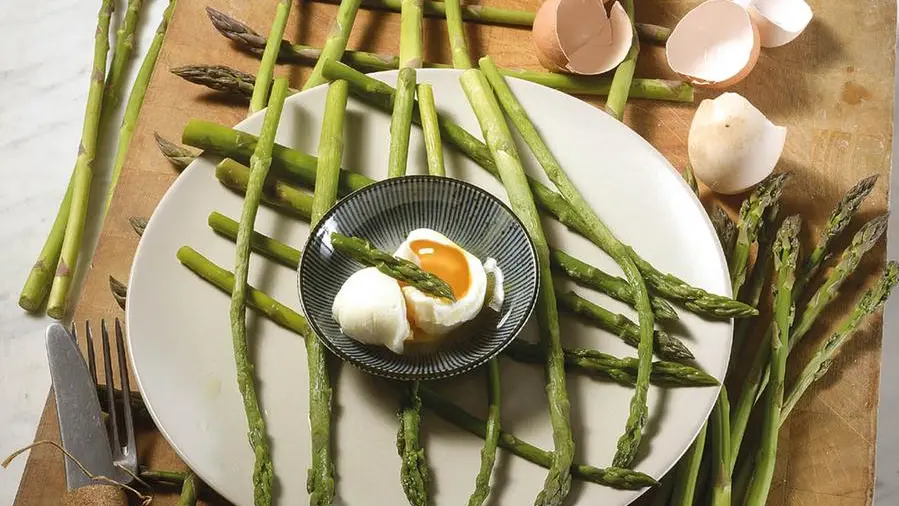 Uova in camicia su letto di asparagi