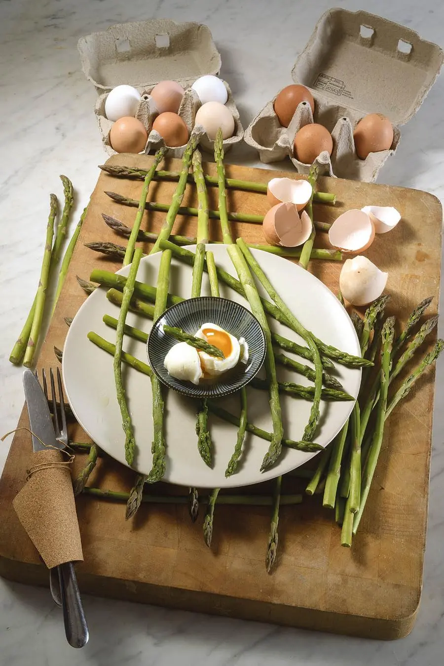 Uova in camicia su letto di asparagi