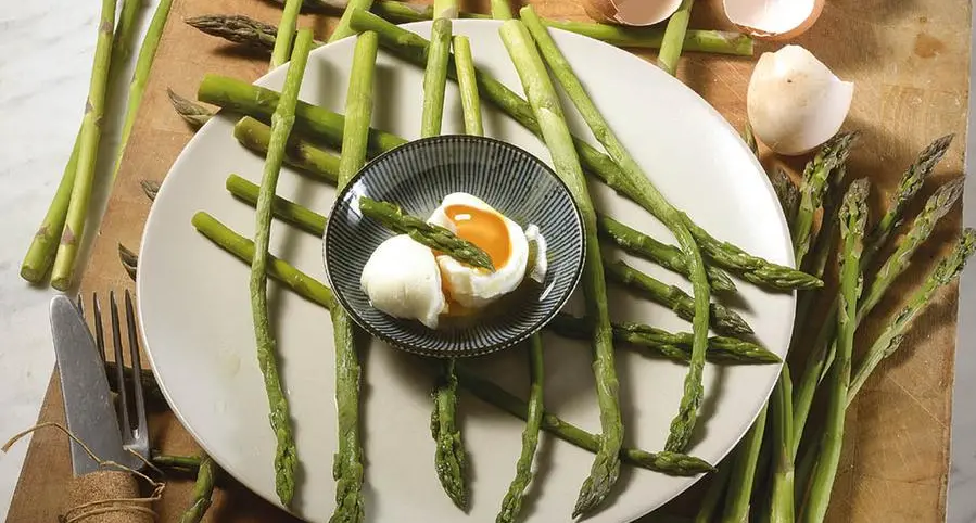 Uova in camicia su letto di asparagi