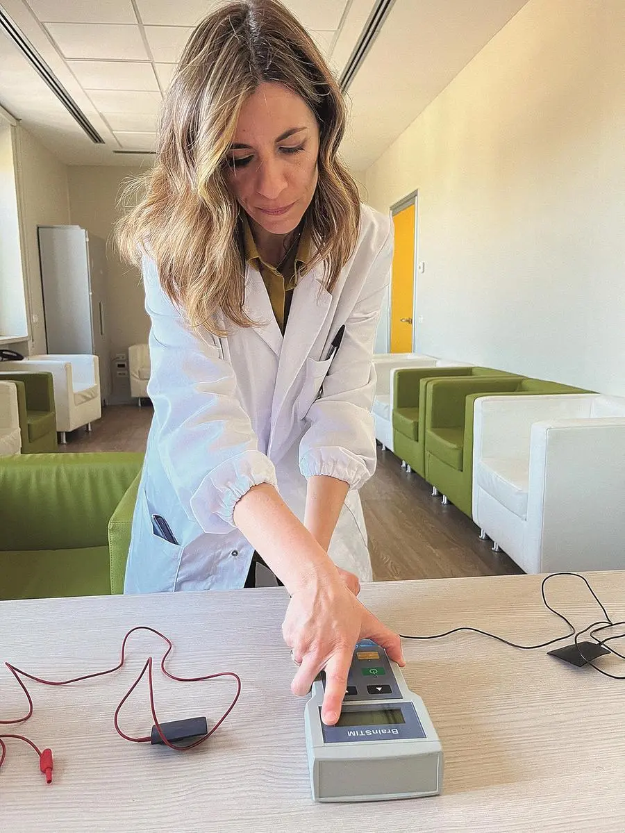 Floriana Costanzo con il macchinario per la stimolazione transcranica a corrente diretta. La psicologa dell’ospedale Bambino Gesù di Roma ha guidato lo studio per applicare il metodo all’anoressia nervosa.