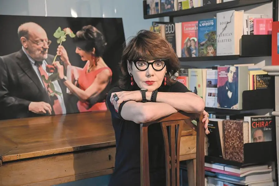 <p>Elisabetta Sgarbi&nbsp;ha ideato e dirige La Milanesiana, che si inaugura il 22 maggio a Crotone. Nella rassegna, il 4 giugno &egrave; previsto un omaggio a Umberto Eco (ritratto nella foto, sullo sfondo) e ai 45 anni del suo celeberrimo romanzo <em>Il nome della rosa</em>.</p>\\n