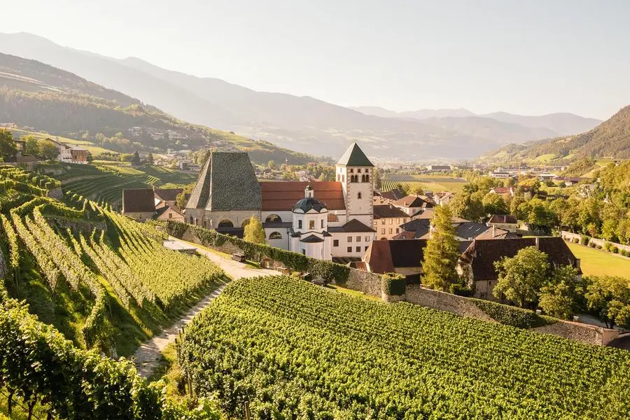 L\\'abbazia medievale di Novacella, circondata dai vigneti della Valle Isarco, in Alto Adige