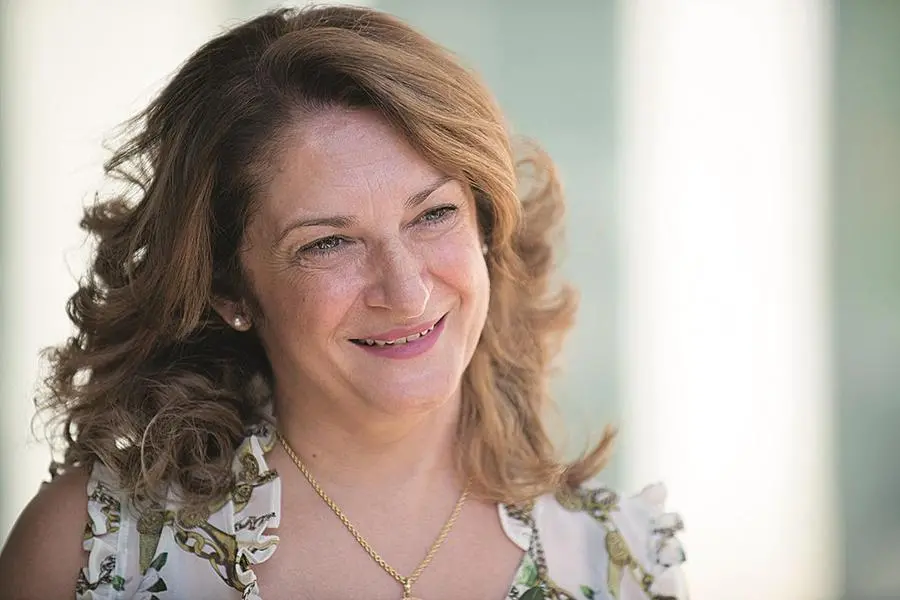 Cristina Caboni, apicoltrice nell’azienda di famiglia, ha esordito come scrittrice nel 2014 con Il sentiero dei profumi, edito da Garzanti e subito entrato nelle classifiche dei best seller internazionali. Per lo stesso editore è appena uscito l'ultimo libro, La rotta delle stelle. La foto è di Yuma Martellanz.