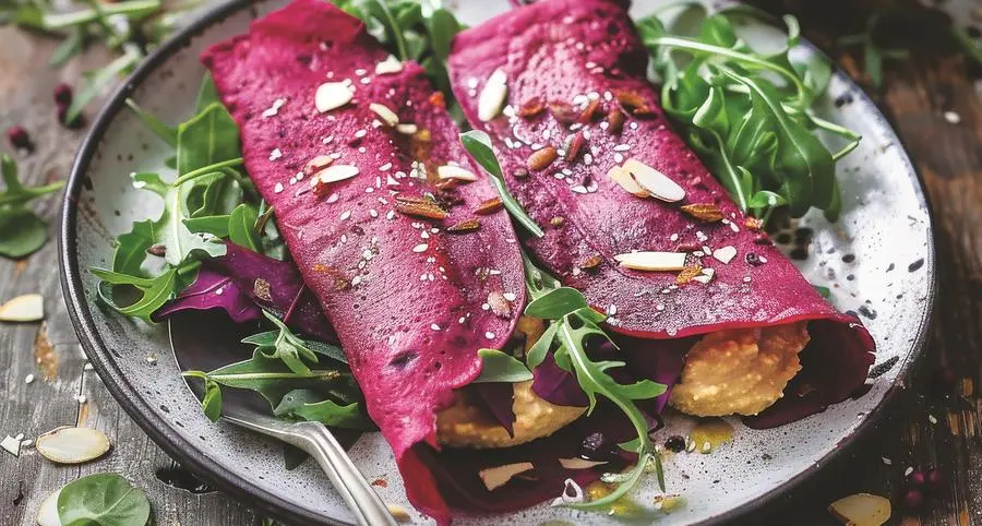 Crêpes rosa con hummus di ceci e mandorle