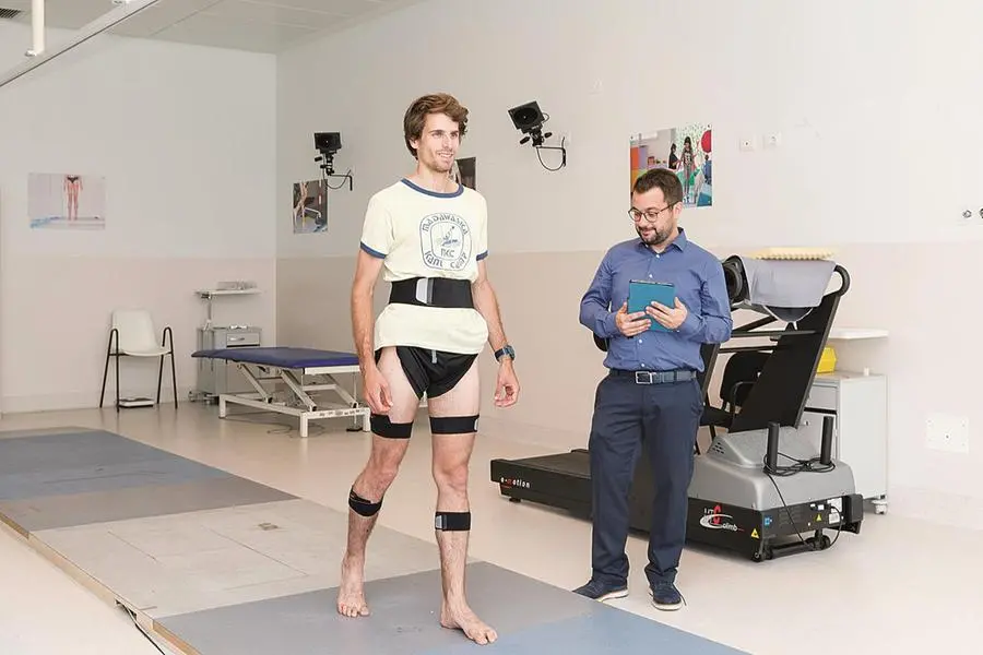 Mannini con un paziente. Il suo lavoro si svolge all’Air Lab dell’Istituto Don Gnocchi di Firenze, un laboratorio che lavora per portare l’intelligenza artificiale nella medicina riabilitativa e aiutare i medici nelle decisioni quotidiane. La foto è di Simone Donati.